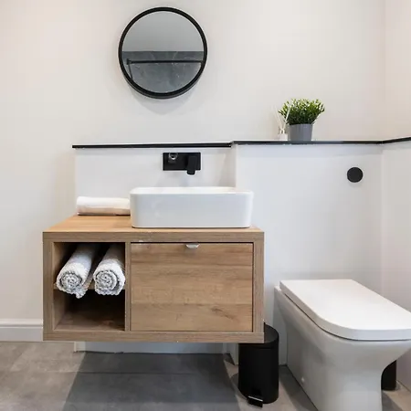 Holiday home Close To Centre, 3 Bedrooms With Free Parking, Great For Contractors & Long Term Bookings - Nordstay *