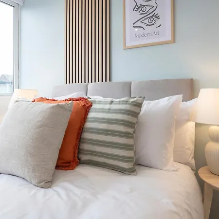 Close To Centre, 3 Bedrooms With Free Parking, Great For Contractors & Long Term Bookings - Nordstay 펜션 리즈