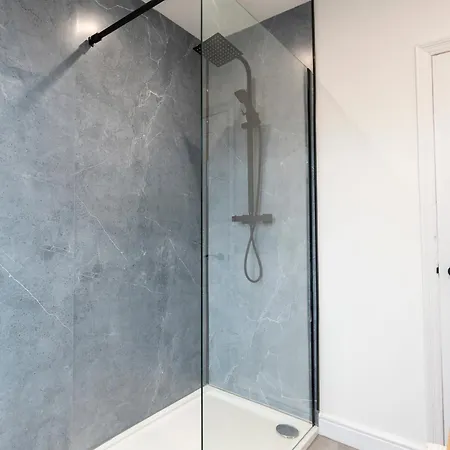 Close To Centre, 3 Bedrooms With Free Parking, Great For Contractors & Long Term Bookings - Nordstay 펜션 리즈