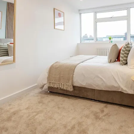 Close To Centre, 3 Bedrooms With Free Parking, Great For Contractors & Long Term Bookings - Nordstay 펜션 *