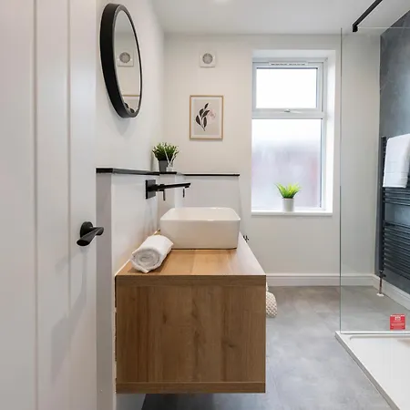 Close To Centre, 3 Bedrooms With Free Parking, Great For Contractors & Long Term Bookings - Nordstay 리즈