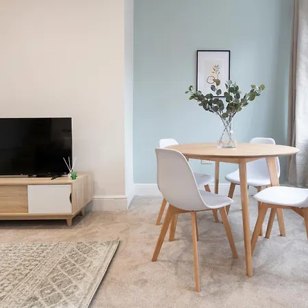 Close To Centre, 3 Bedrooms With Free Parking, Great For Contractors & Long Term Bookings - Nordstay 펜션