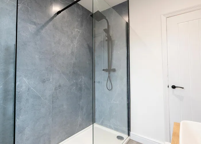 Close To Centre, 3 Bedrooms With Free Parking, Great For Contractors & Long Term Bookings - Nordstay בית נופש לידס