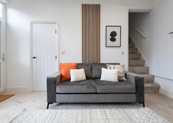 בית נופש Close To Centre, 3 Bedrooms With Free Parking, Great For Contractors & Long Term Bookings - Nordstay *